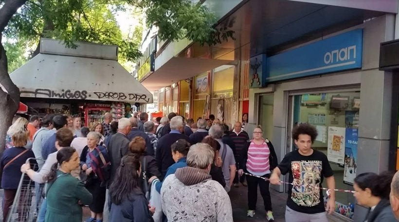 Δείτε που μας κατάντησαν: Ουρές στο κέντρο της Αθήνας για ένα τσουβάλι πατάτες – Φωτογραφίες-βίντεο